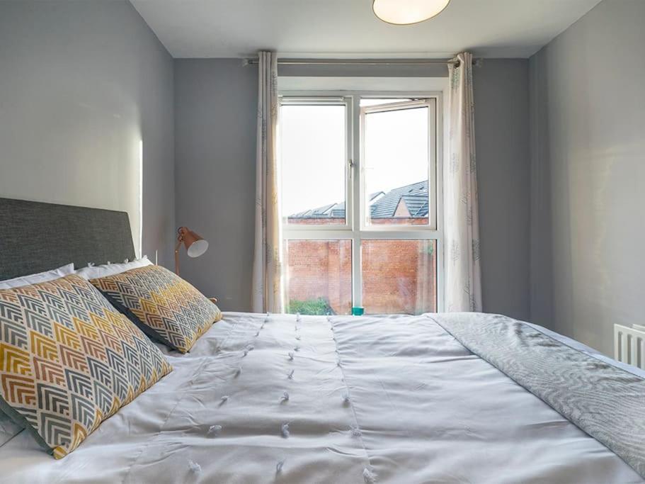 Lovely 2 Bedroom Apt At Ormeau Park W/ Free Parking Belfast Exterior photo